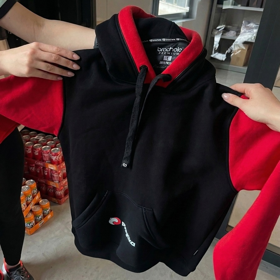 Czarno-czerwona bluza firmowa z logo dla producenta gier komputerowych